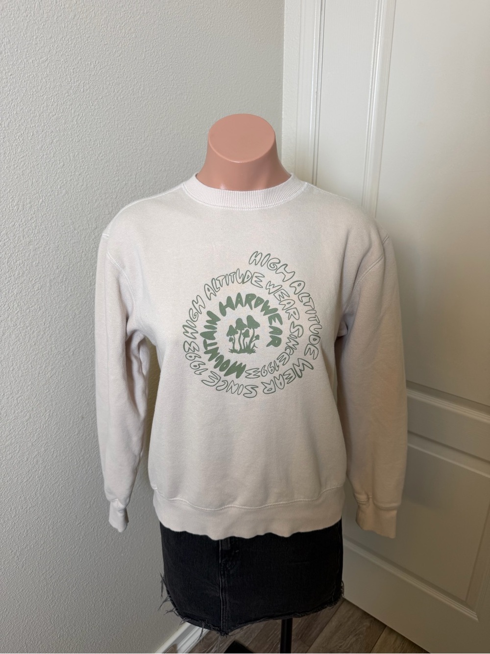Mountain Hardwear Cream Crewneck Sweatshirt with Green Graphic